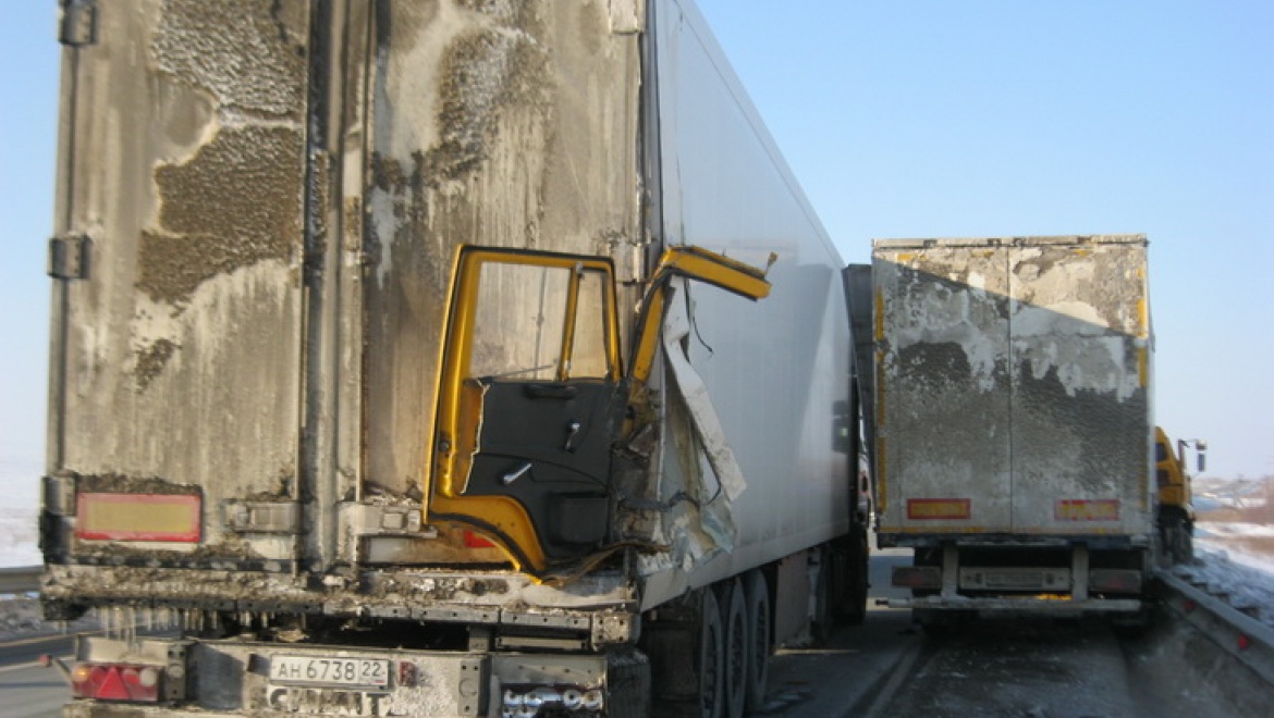 На трассе Оренбург-Самара столкнулись две фуры 