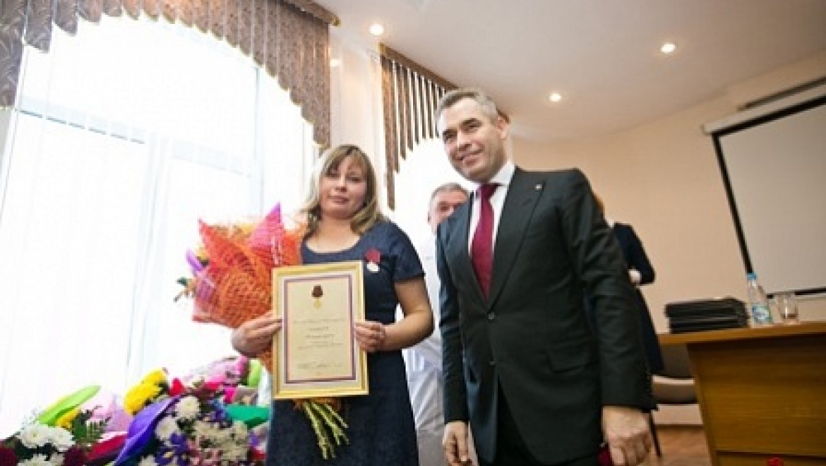 Павел Астахов вручил награду фельдшеру 