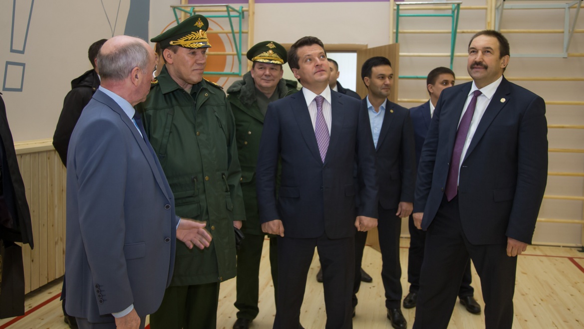 Ильсур Метшин и Валерий Герасимов осмотрели новый спортзал гимназии №94 в Казани