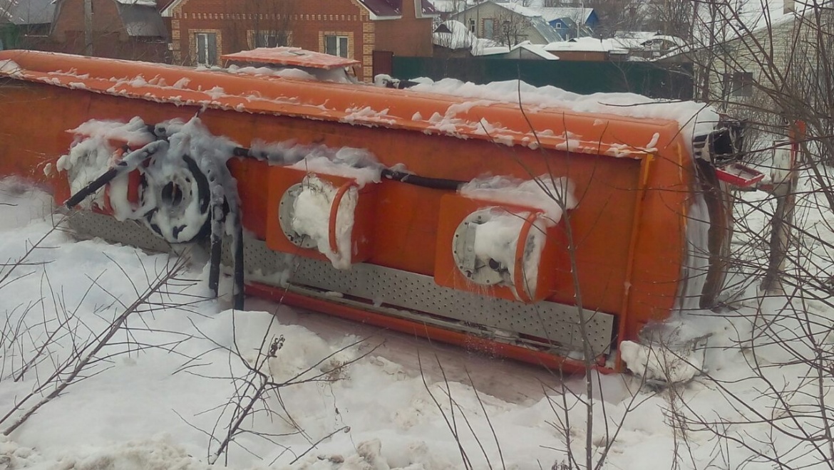 В Бугуруслане перевернулся грузовик с цистерной дизтоплива