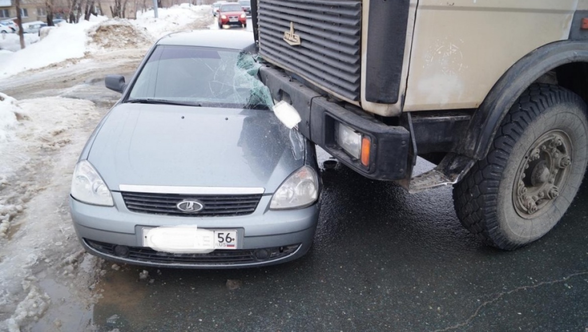 На проспекте Дзержинского столкнулись ВАЗ и МАЗ