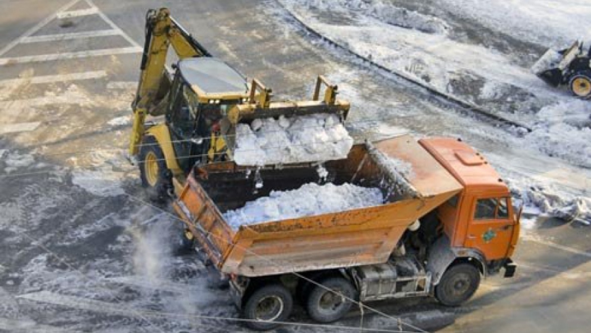 В Оренбурге продолжается уборка снега