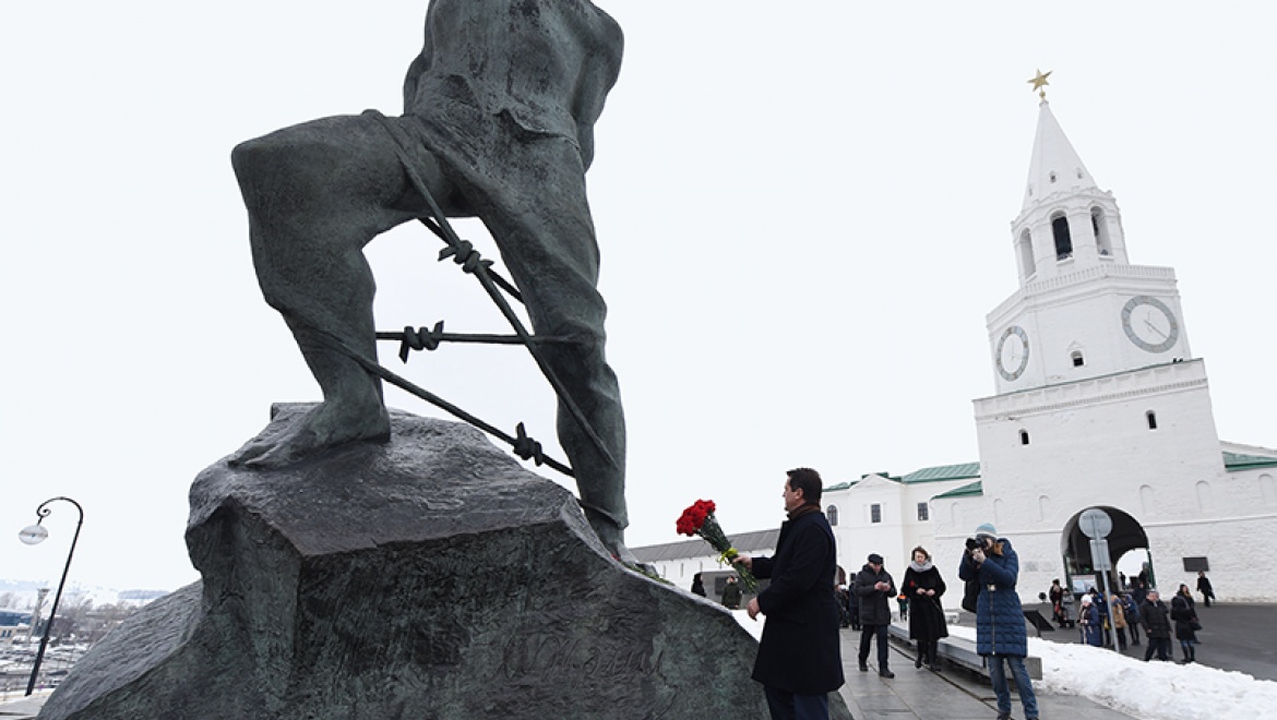 Ильсур Метшин возложил цветы к памятнику Мусе Джалилю