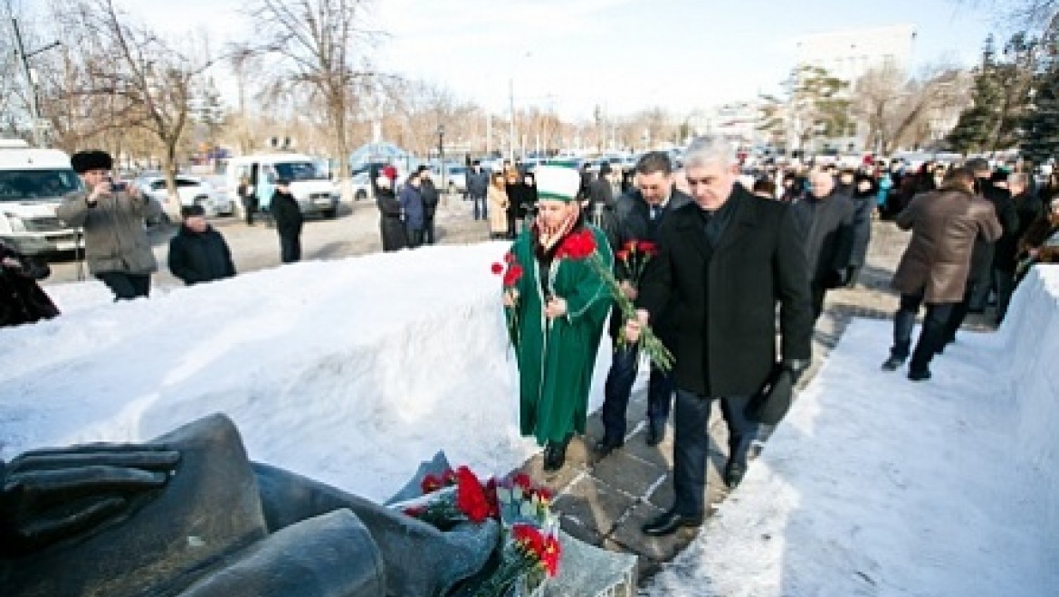 В Оренбурге возложили цветы к памятнику Героя Советского Союза Мусы Джалиля