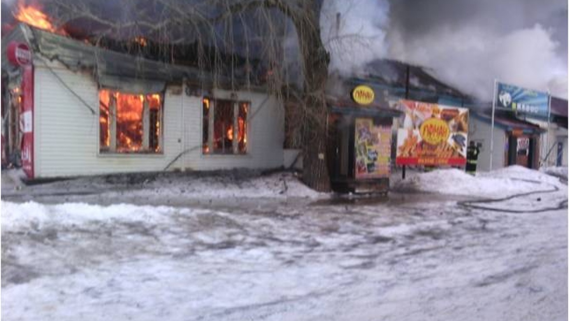 Кафе и сеть магазинов оказались в огненном плену