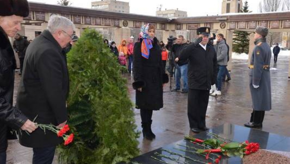 В День защитника Отечества в Казани возложили цветы к Вечному огню