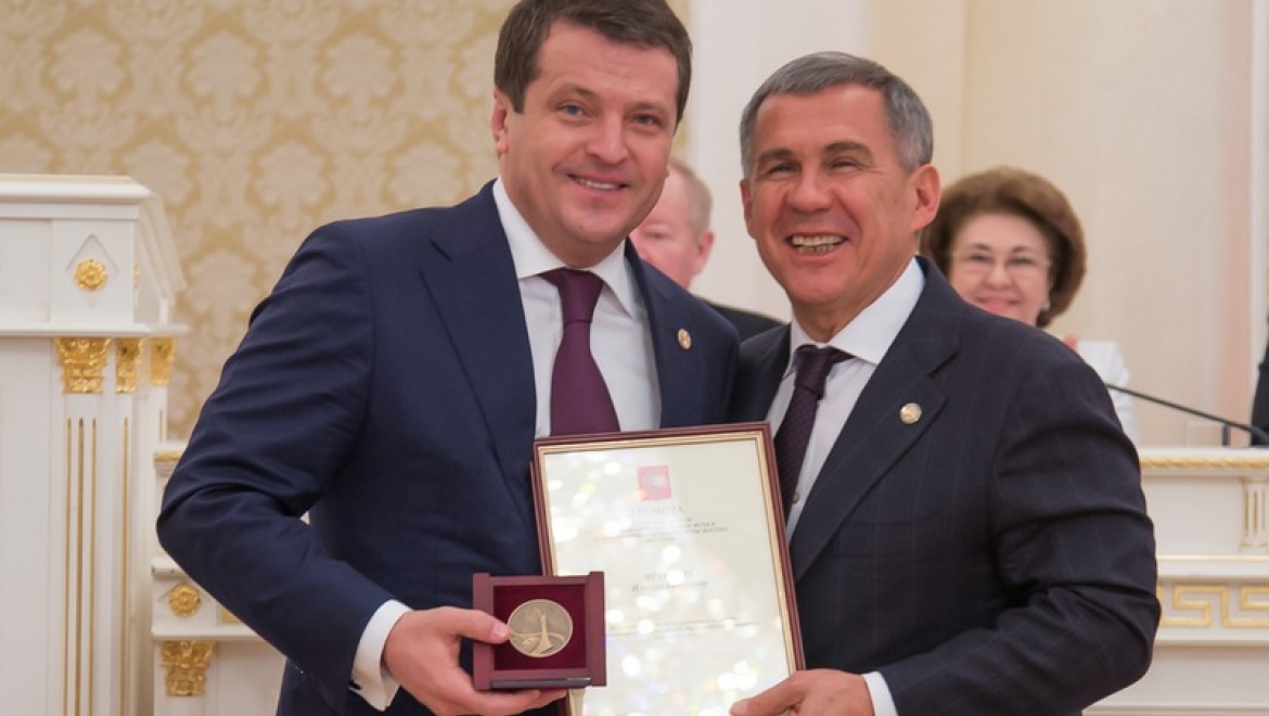 Рустам Минниханов вручил Ильсуру Метшину федеральную награду