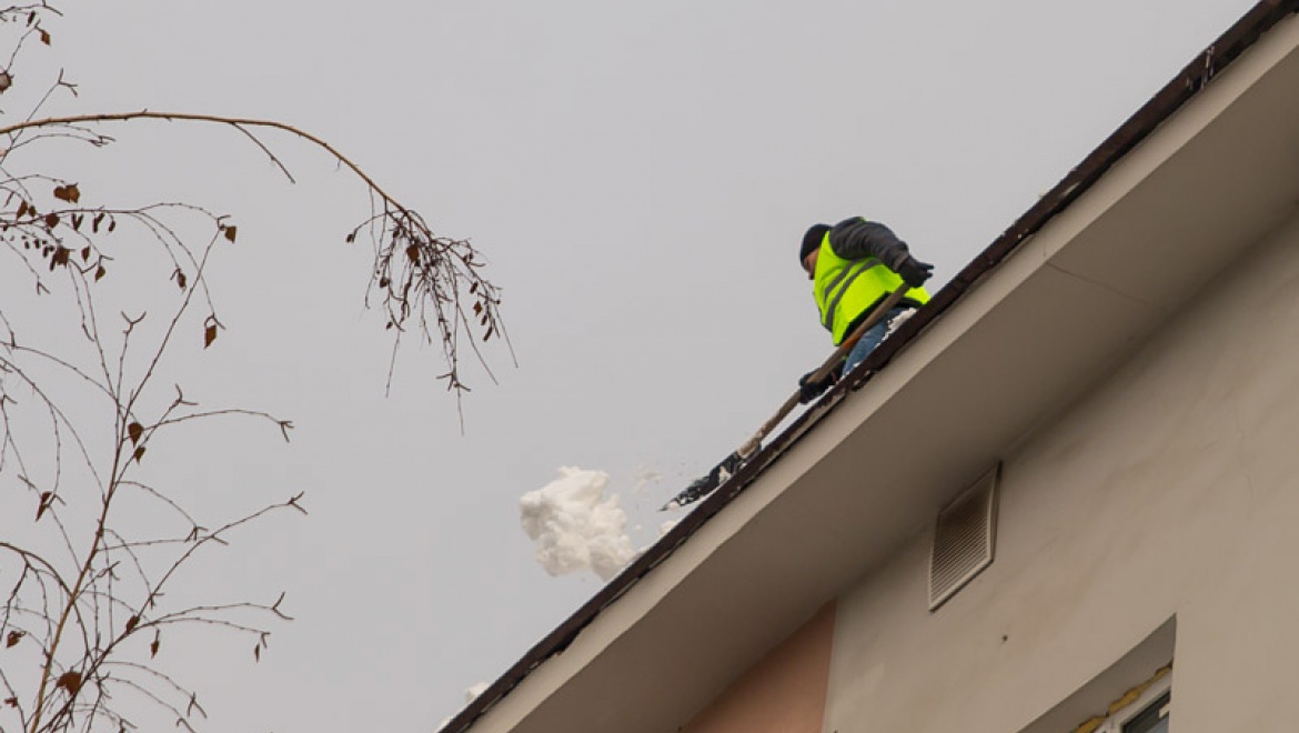 В Казани от наледи и снега очищено почти 1400 кровель жилых домов