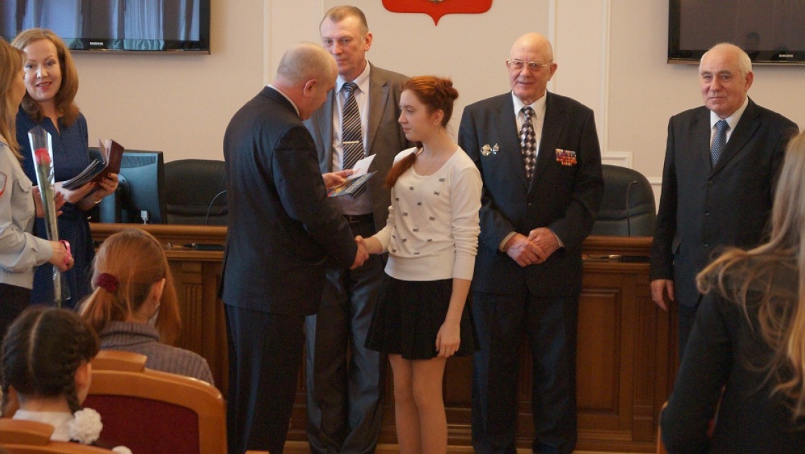 32 юные оренбурженки в торжественной обстановке получили свои первые паспорта