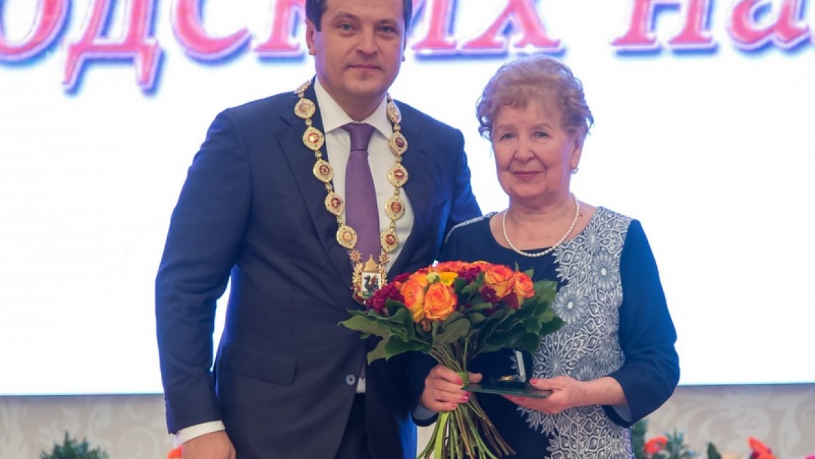 В преддверии 8 марта Мэр Казани вручил городские и республиканские награды