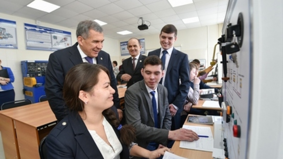 Рустам Минниханов посетил ресурсный центр на базе автотранспортного техникума