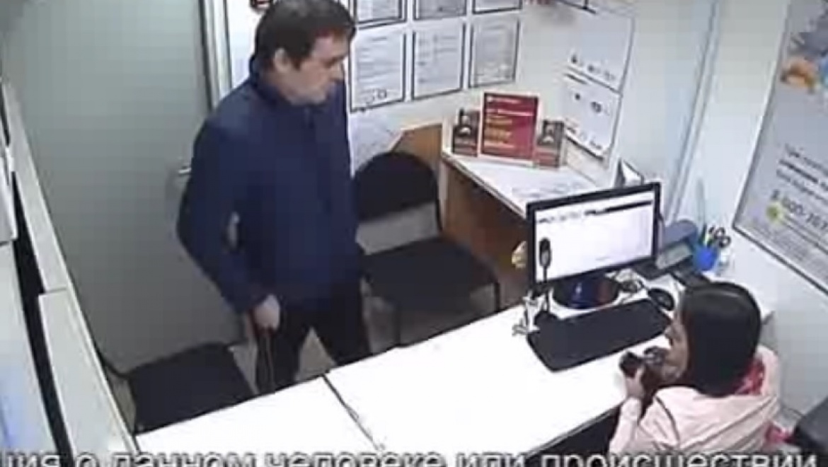 Сотрудники полиции Оренбурга устанавливают личность мужчины, ограбившего офис микрозаймов (видео)
