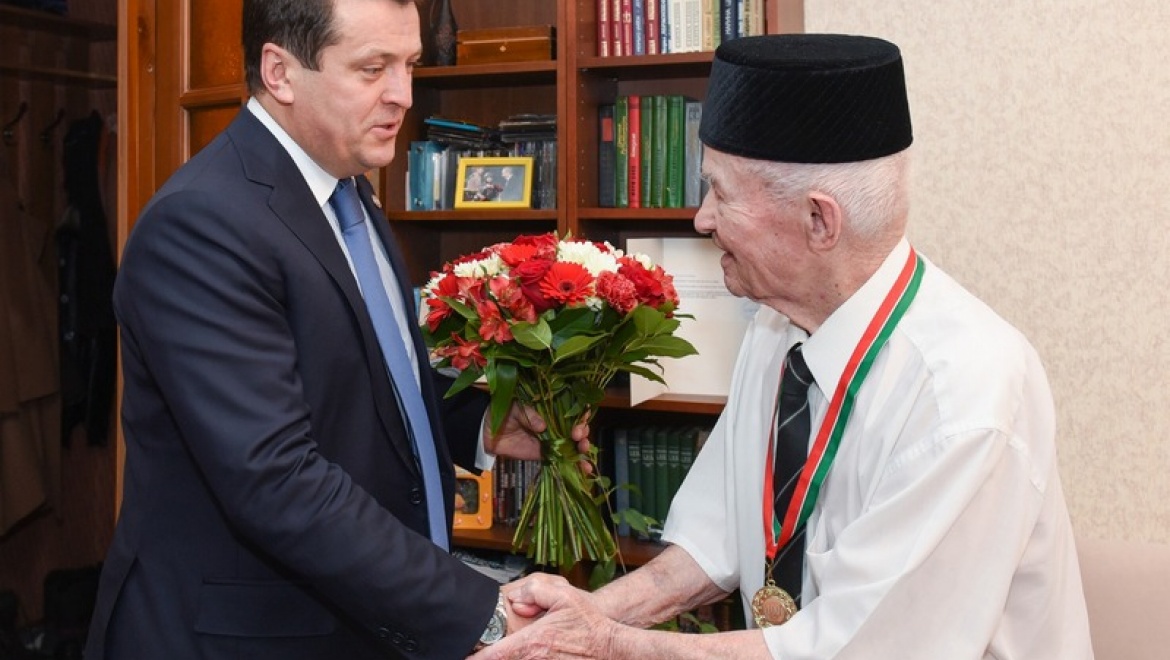 И.Метшин поздравил ветерана Великой Отечественной войны Салиха Мубаракова со 100-летием