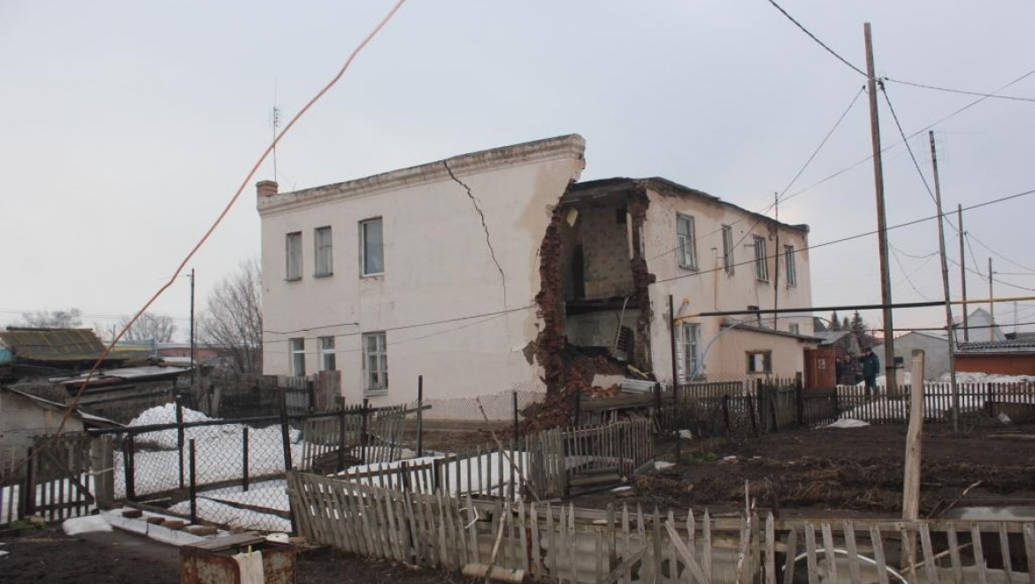 В Переволоцке произошло обрушение стены кирпичного дома