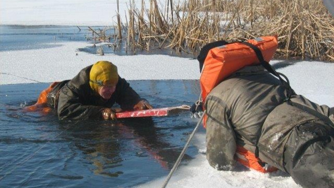 На реке Казанка пожарные спасли рыбака из ледяной воды
