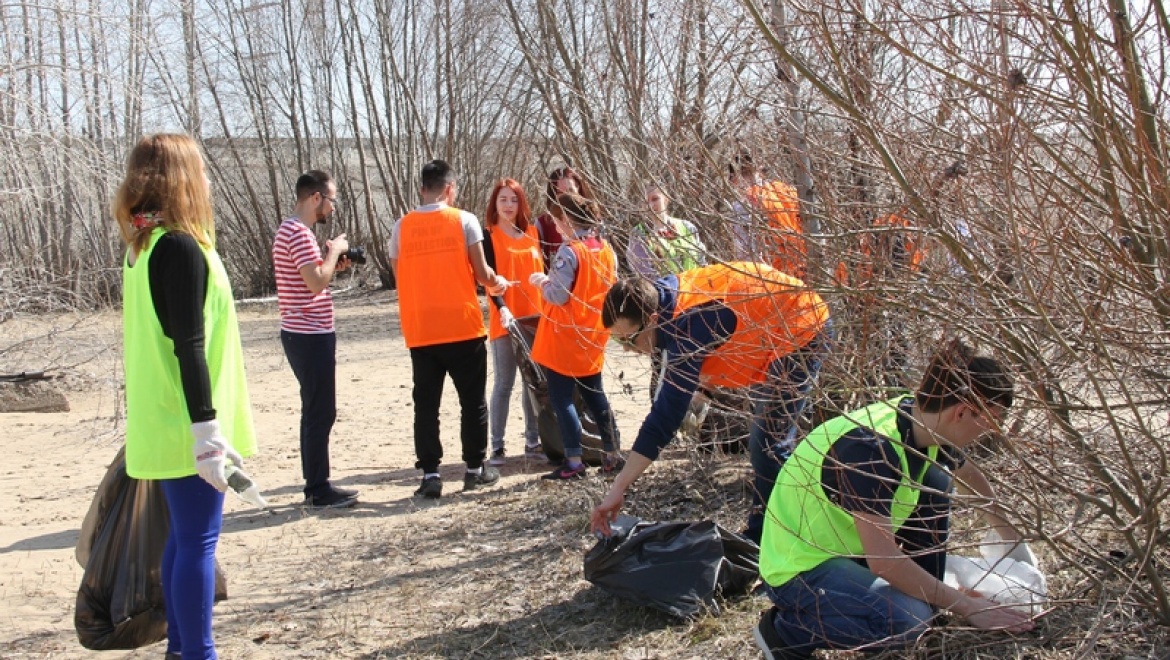 Студенты и волонтеры очистили казанский пляж «Локомотив» от мусора