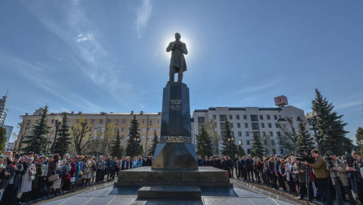 Президент Татарстана возложил цветы к памятнику поэту Габдулле Тукаю