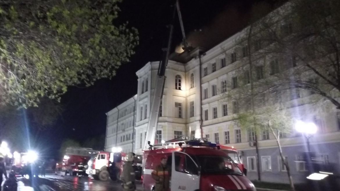 В Оренбурге загорелось здание летки на ул. Советской