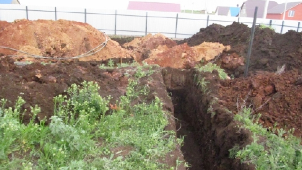 Мужчину засыпало грунтом при прокладке канализации