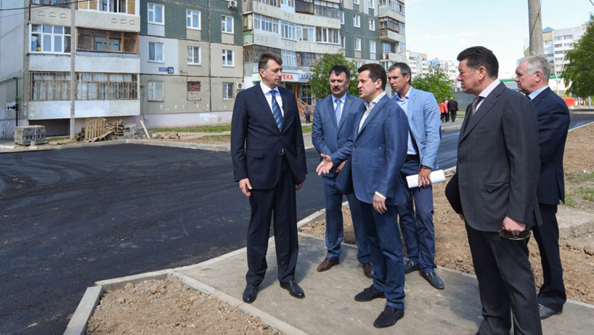 Ильсур Метшин оценил ход работ по капремонту дворов на ул.Сахарова
