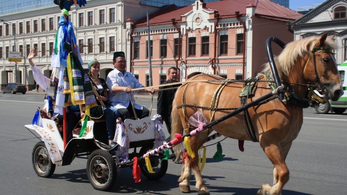 В Казани прошло красочное городское шествие конных повозок для сбора подарков к Сабантую