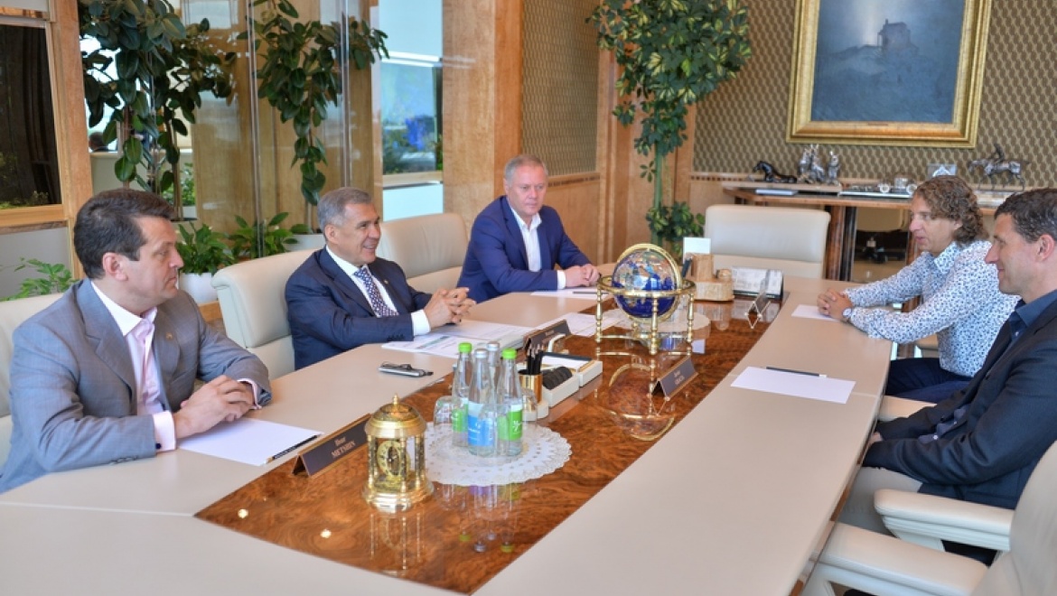 Рустам Минниханов встретился с главным тренером футбольного клуба «Рубин» Хавьером Грасией