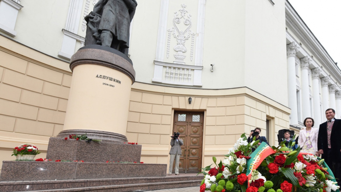 И.Метшин принял участие в церемонии возложения цветов к памятнику А.С.Пушкину