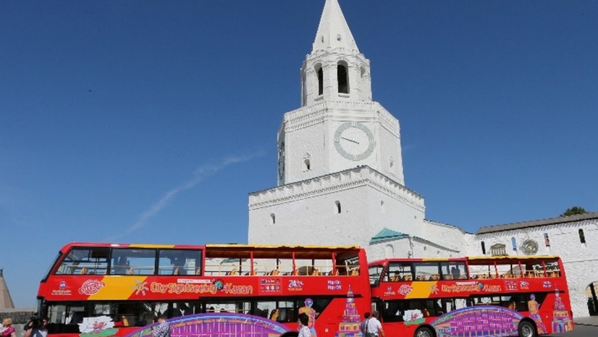 На улицах Москвы появился двухэтажный экскурсионный автобус с изображениями Казани
