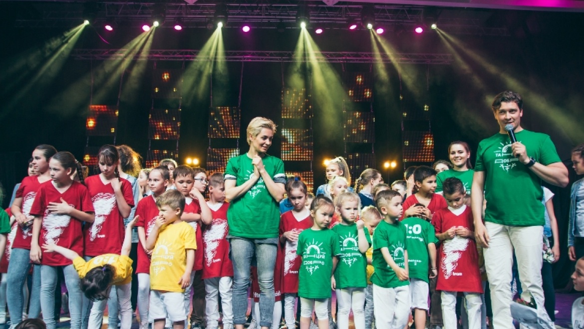 Юные казанцы станцевали в поддержку проекта «Коробка малыша»