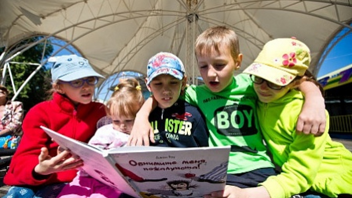 Более 100 детей отметили Международный день друзей в летнем читальном зале