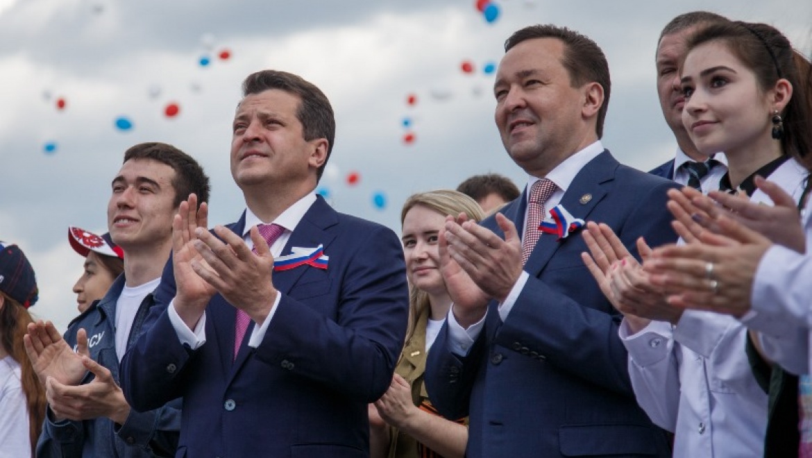 Тысячи казанцев исполнили гимн России и окрасили небо в цвета российского триколора