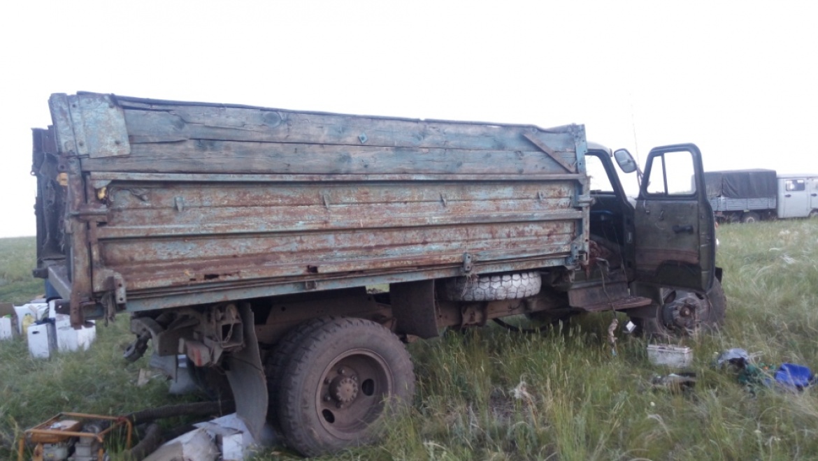 Возле поселка Зеленый Дол опрокинулся грузовик, водитель погиб на месте