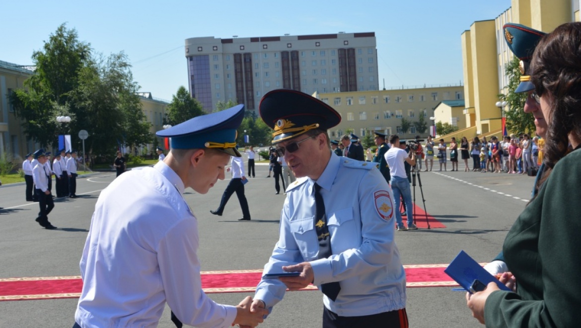 Михаил Давыдов вручил дипломы выпускникам Оренбургкого президентского кадетского училища