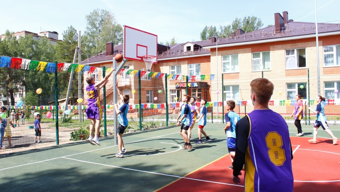 В Дербышках при гимназии №140 открылась универсальная спортивная площадка