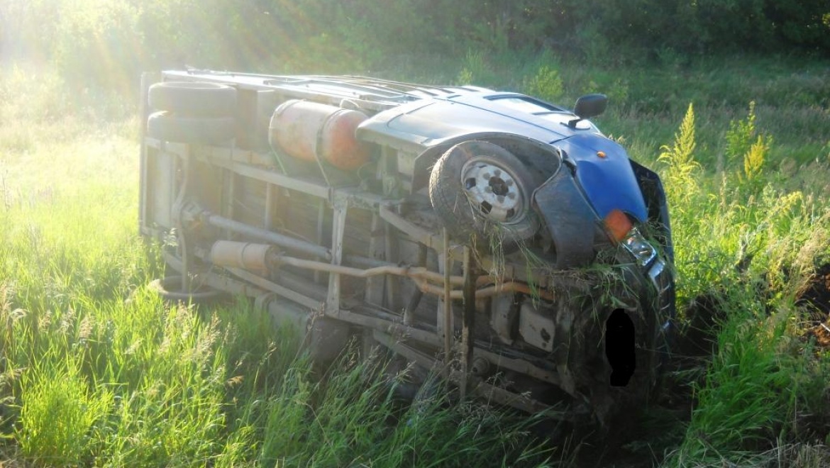 Оренбургский водитель "Газели" перевернулся на трассе