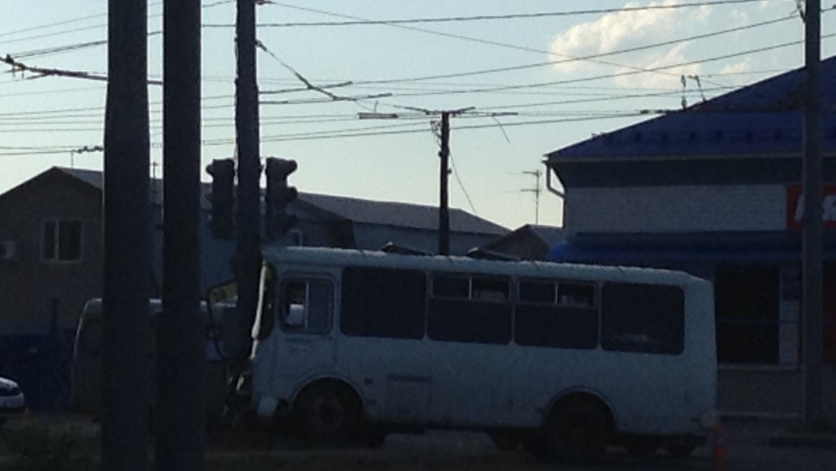 Пассажирский автобус попал в ДТП, проехав перекресток на красный свет