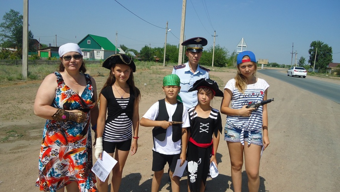 Дети в костюмах пиратов обратились к водителям