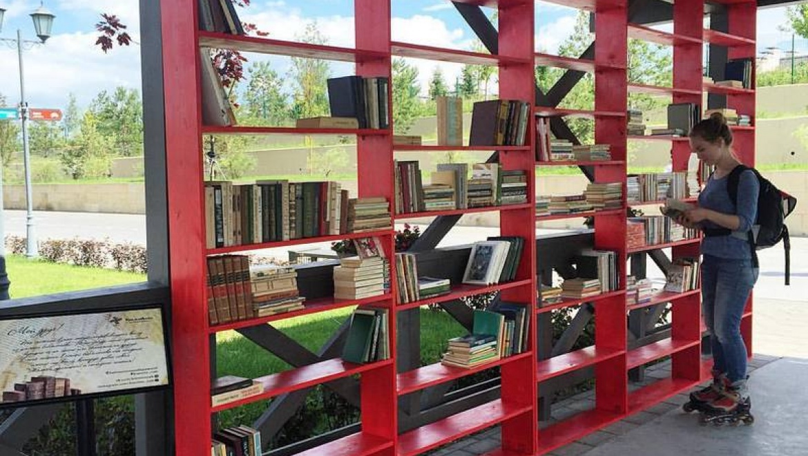 На Кремлевской набережной открылась уличная библиотека