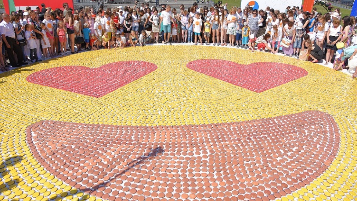 В Казани собрали гигантский смайл из 18 тысяч разноцветных печений