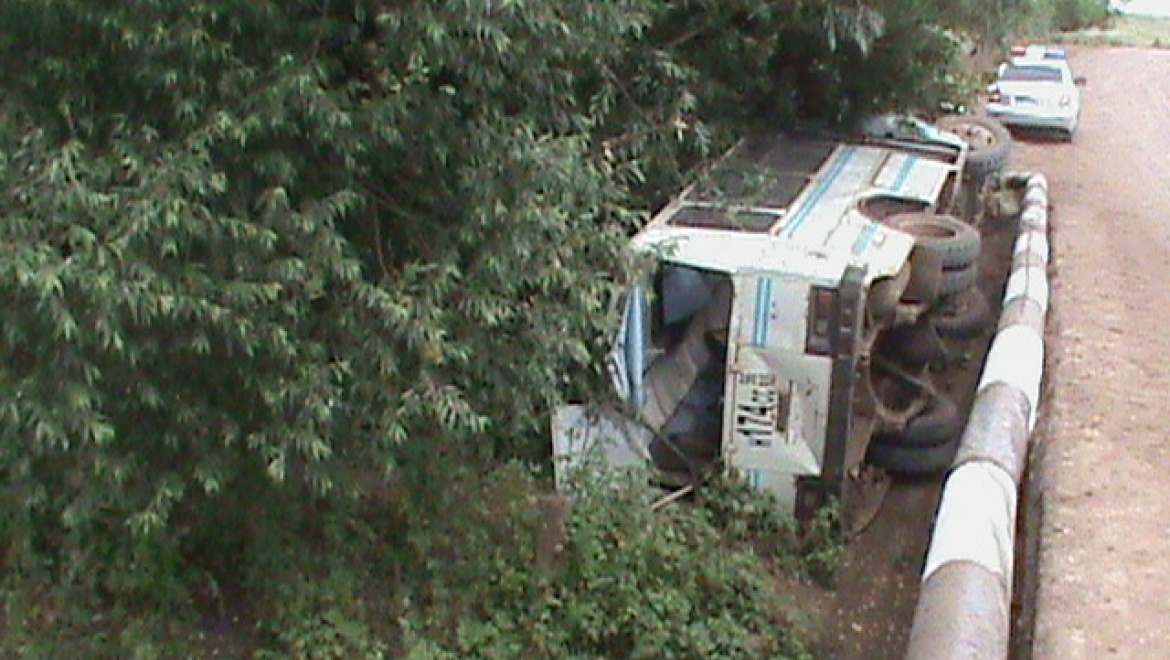 В Сакмарском районе автобус упал с моста