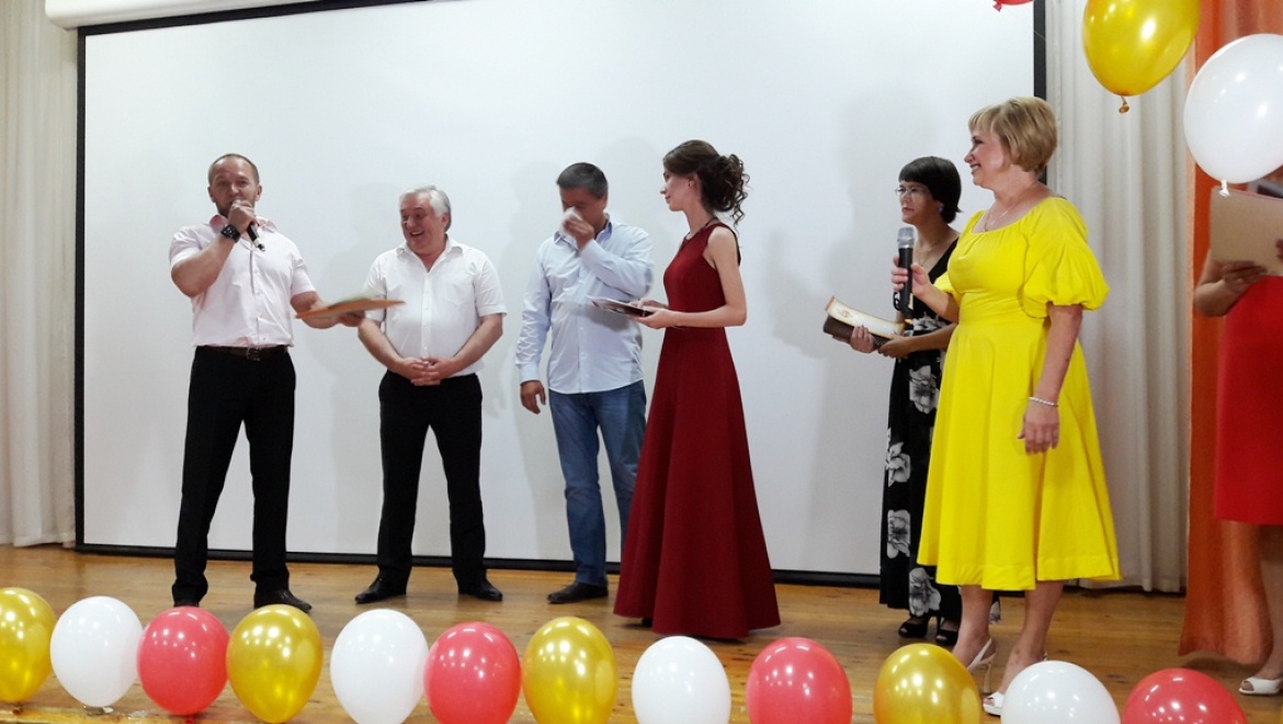 Депутаты поздравили оренбургских выпускников   
