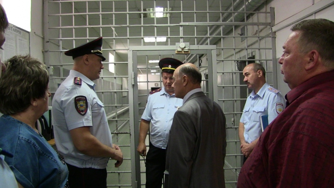 Анатолий Чадов проверил изолятор временного содержания