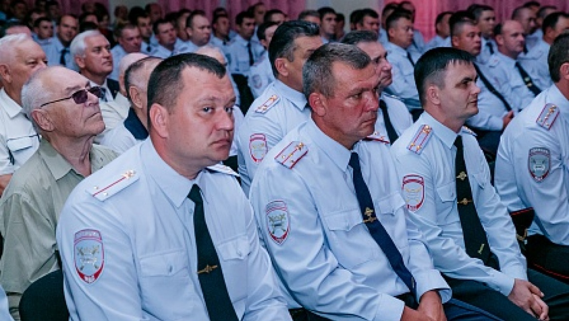Сотрудников и ветеранов ГИБДД поздравили с профессиональным праздником