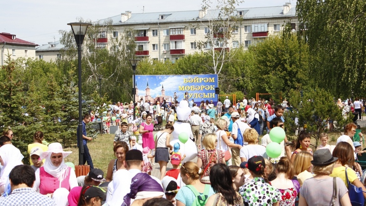 Ураза-байрам отметили семейным праздником в сквере на Комсомольской площади