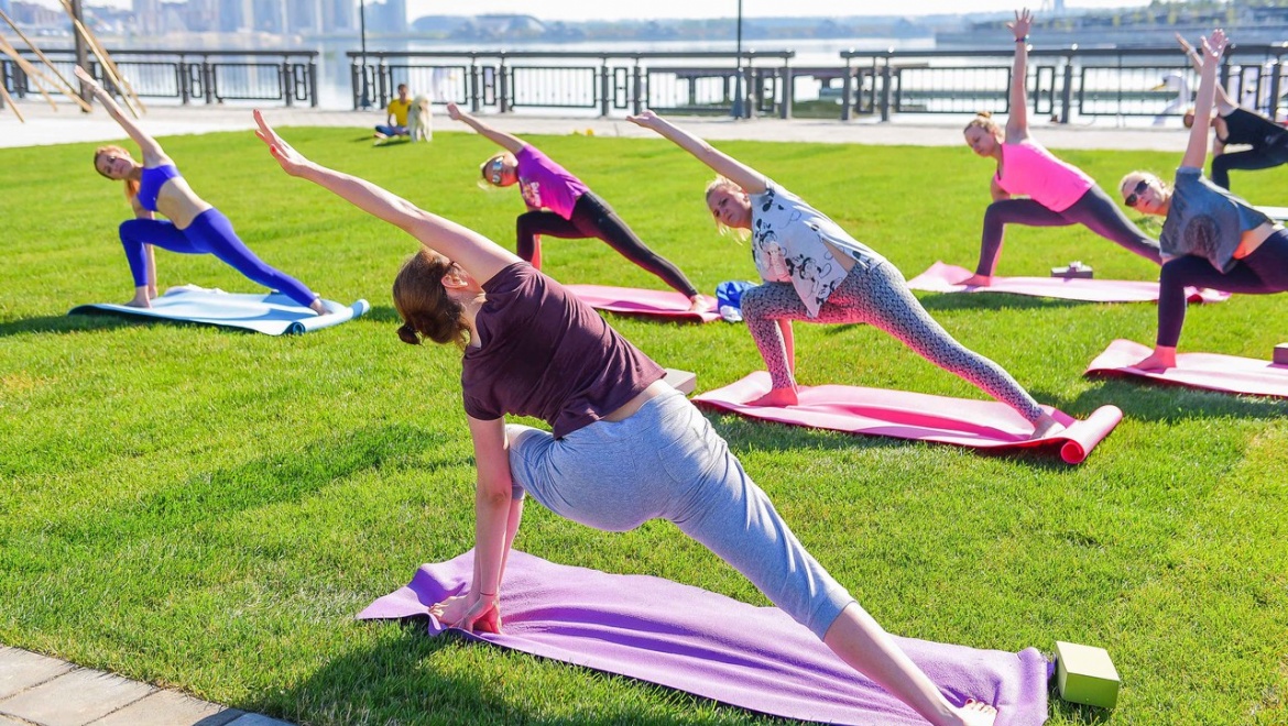 Казанцев приглашают на бесплатные занятия йогой на Кремлевской набережной