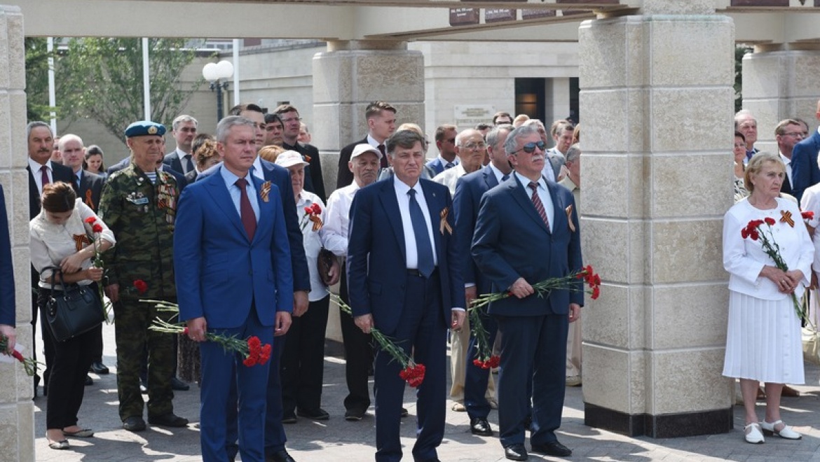 Делегация Санкт-Петербурга возложила цветы к Вечному огню в Казани