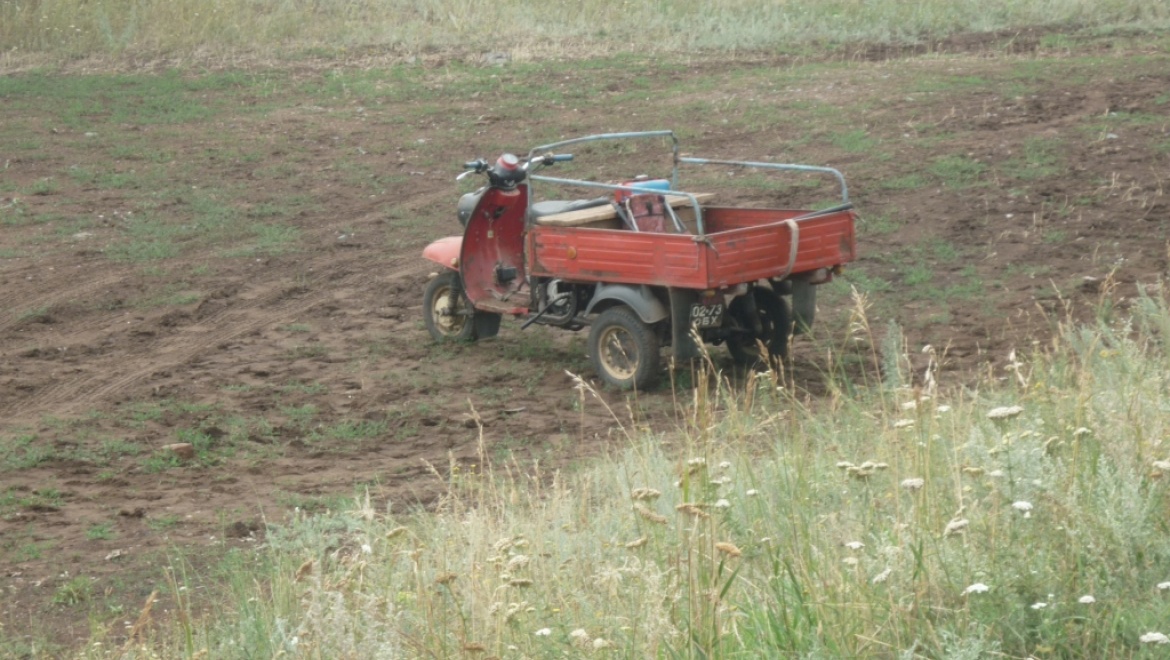 Водитель мотороллера разбился при падении в кювет