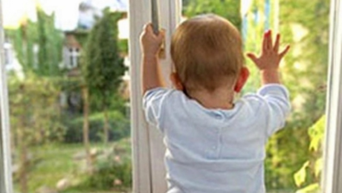 7-летний мальчик выпал с 5 этажа, облокотившись на москитку