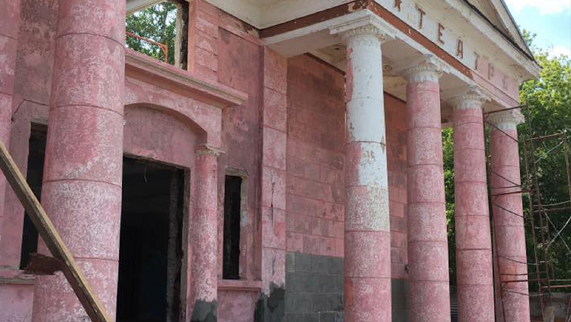 Министр культуры и внешних связей посетила старейший кинотеатр Медногорска   