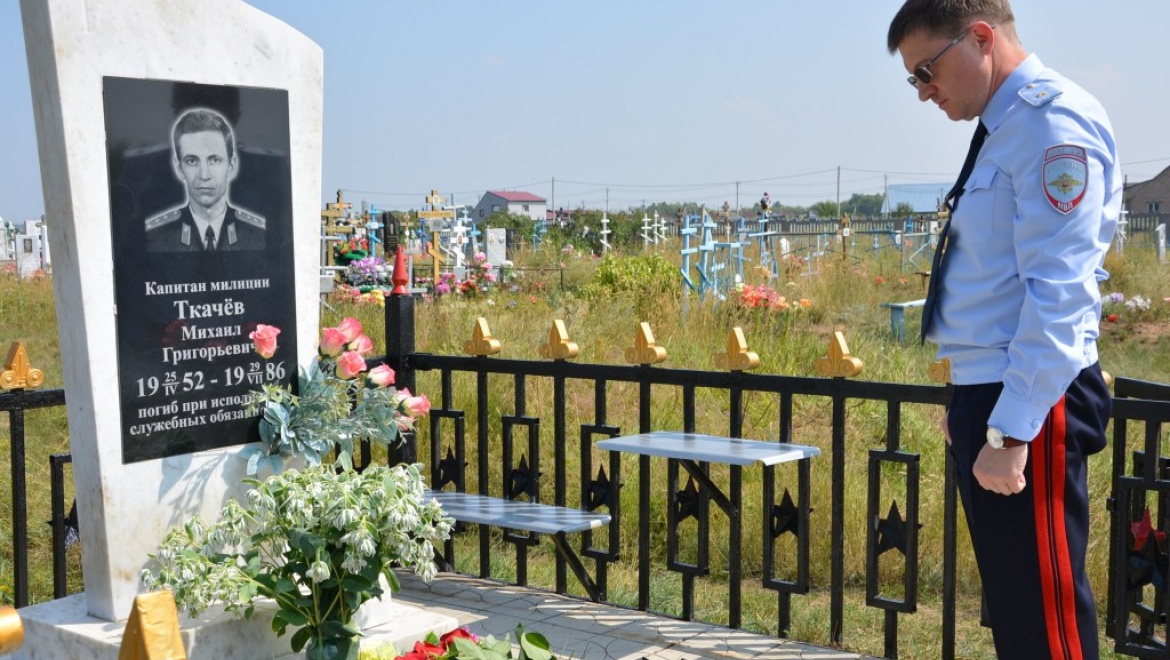Михаил Давыдов почтил память погибшего сотрудника